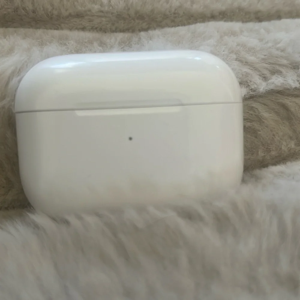 Apple White Wireless Earbuds Charging Case with Front LED